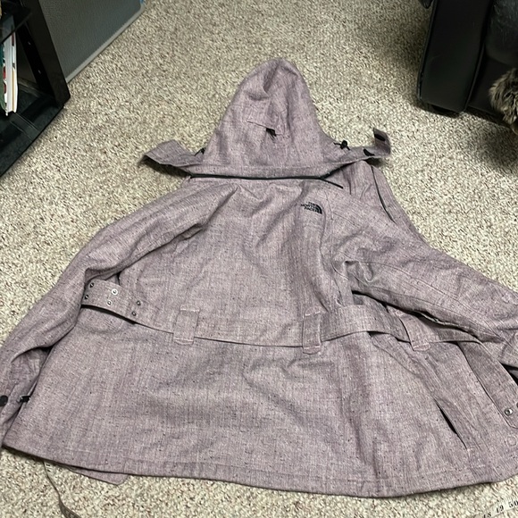 The northface longer body belted hooded ski jacket in excellent condition - Picture 15 of 15